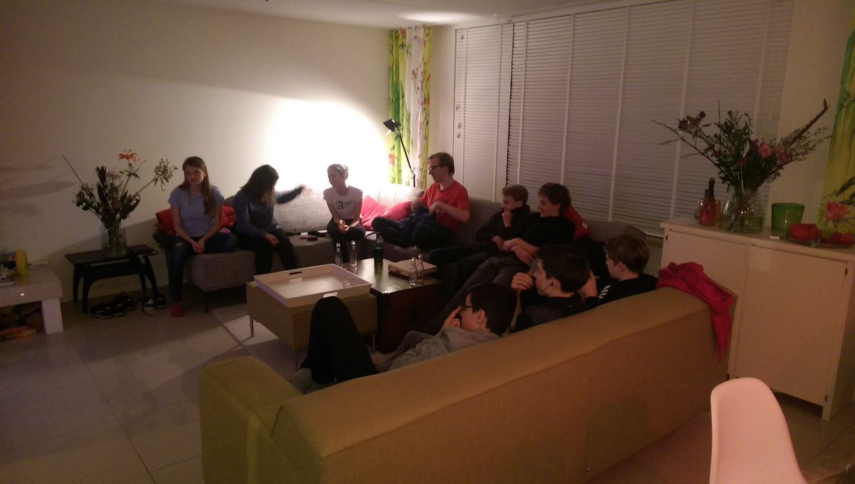 Pizza, bughousen en film kijken na dag JCC van AB, C en D-team!