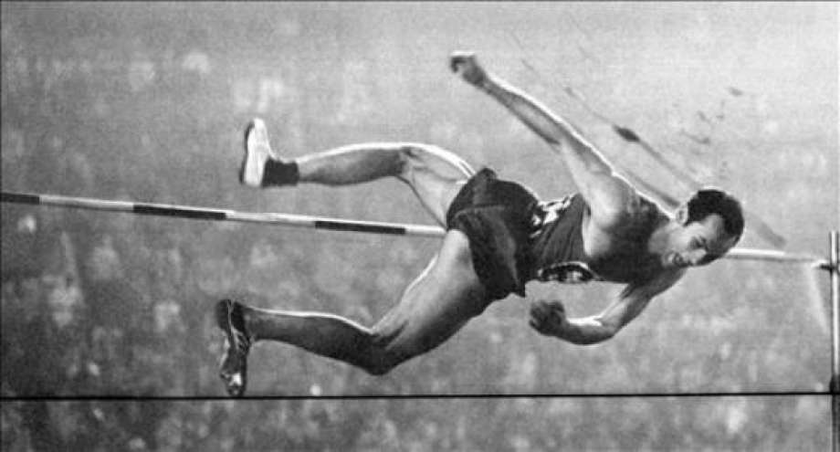 Y llegó el caso que le hizo famoso en su país. El saltador de altura Valery Brumel, record mundial en USA con 2.27 en 1962 y medallista de oro de los JJOO de 1964, sufrió un accidente de moto con una fractura abierta de pilón tibial.