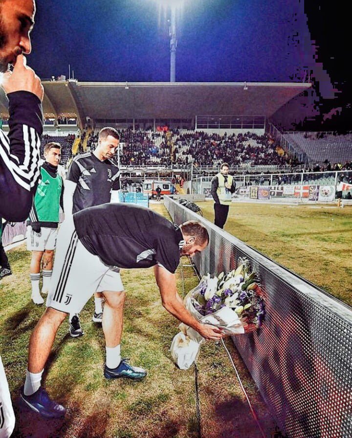 Si passa anche a Firenze! Una Juve straordinaria controlla la partita e colpisce nei momenti letali.
Apre @RodriiBentancur in continua crescita ✨
Chiude Capitan @chiellini 😍💪🏻
Rifinisce @Cristiano dal dischetto 🔝
Si vola sempre più SIIIÙÙÙ!
#FiorentinaJuve #FinoAllaFine ⚪️⚫️❤
