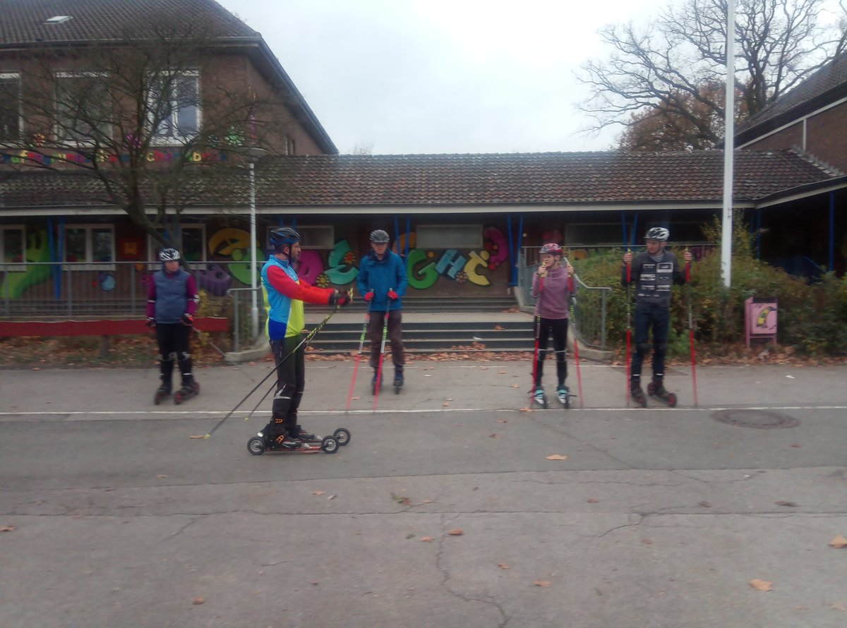 Zebra_1902's tweet photo. Sport im Dezember? Nein, kein #Wintersport. Heute gab es die Fortsetzung des #Rolldichfit Schnupperkurses in #Schermbeck. Über den Doppelstockschub ging es zur 1:2 Skating-Technik wie beim #Langlauf 😀 Nur, WIR skaten das ganze Jahr https://t.co/2mnEQ1Vh7o #Breitensport #Fitness https://t.co/ESmOI5tIaj