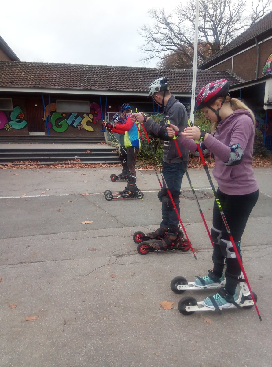 Zebra_1902's tweet photo. Sport im Dezember? Nein, kein #Wintersport. Heute gab es die Fortsetzung des #Rolldichfit Schnupperkurses in #Schermbeck. Über den Doppelstockschub ging es zur 1:2 Skating-Technik wie beim #Langlauf 😀 Nur, WIR skaten das ganze Jahr https://t.co/2mnEQ1Vh7o #Breitensport #Fitness https://t.co/ESmOI5tIaj