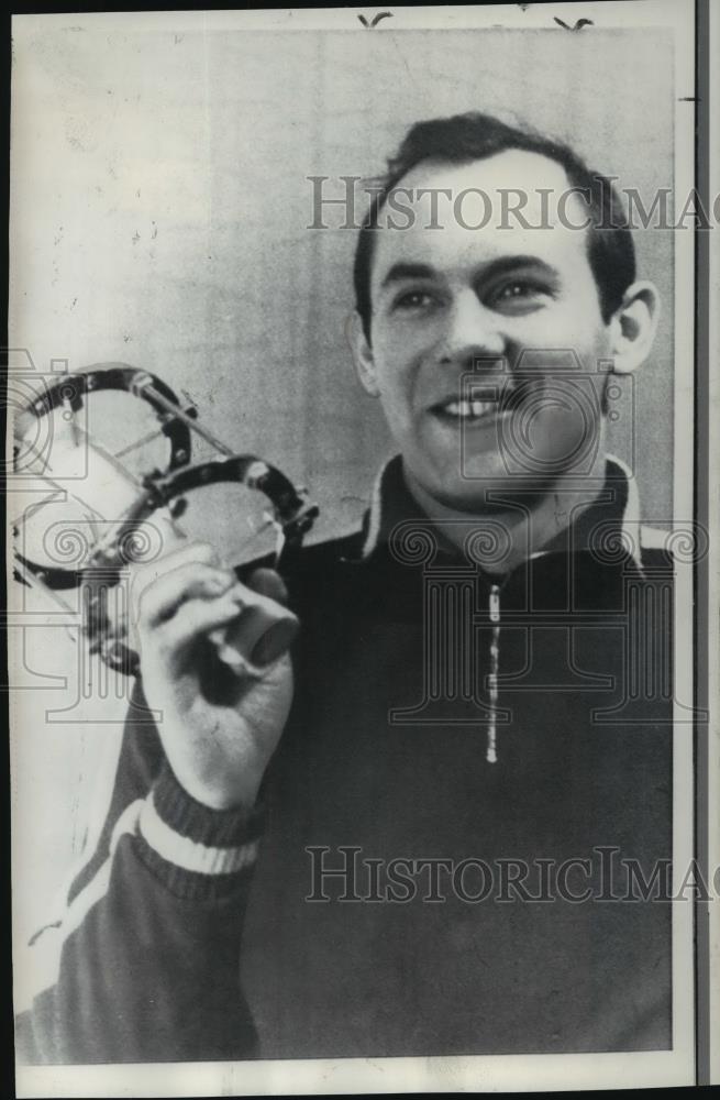 Tras más de 20 cirugías en 3 años, le ofrecían la amputación cuando un MIR del hospital de Moscú le mencionó a escondidas el "mago de Kurgan". Allá fue en 1968, y se curó. Logró volver a saltar más de 2m, pero no ganó más medallas. Aquí, con un fijador como el que tuvo.