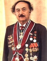 En la década siguiente, Ilizarov ganó el reconocimiento a la técnica que había inventado 20 años antes, y le llovieron las medallas: Héroe del Trabajo Socialista, Orden de Lenin (x3!), Premio Lenin...Llevaba más chapas en la ropa que sus pacientes en las piernas 