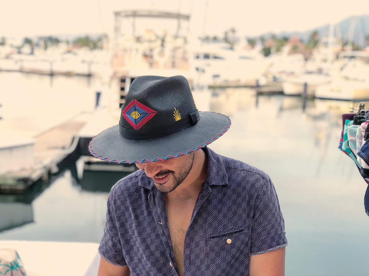robert_rga's tweet photo. ⓃⒺⓌ ⒽⒶⓉ ♦️🔹🔸
Disponible en @wavemodaetica 👈🏻 #hat #hatembroidery #nayarit #inspiration #rivieranayarit #wavemodaetica #waveboy #madeinmexico #handmade #marinavallarta #ptovallarta #gayvallarta #gaymexico #daysun https://t.co/f0xMBxsX9m