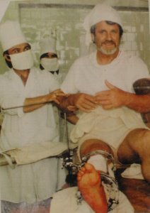 Pensando que no tenía nada que perder, Mauri visitó Kurgan en 1980 (gracias a un visado a través del partido comunista italiano), y se curó con el método Ilizarov. Sus traumatólogos italianos alucinaron, y acto seguido le invitaron a la reunión AO Italia de 1981. Le ovacionaron.