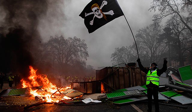 Protests in France - barricades rised in Paris - Page 4 DtWyDB9WsAAUFRP