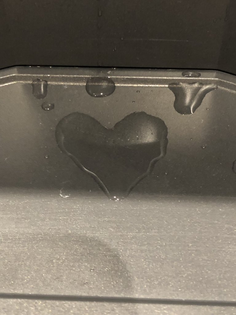 TKPaton's tweet photo. My water loves me! Tehe https://t.co/WYRg4MezCn