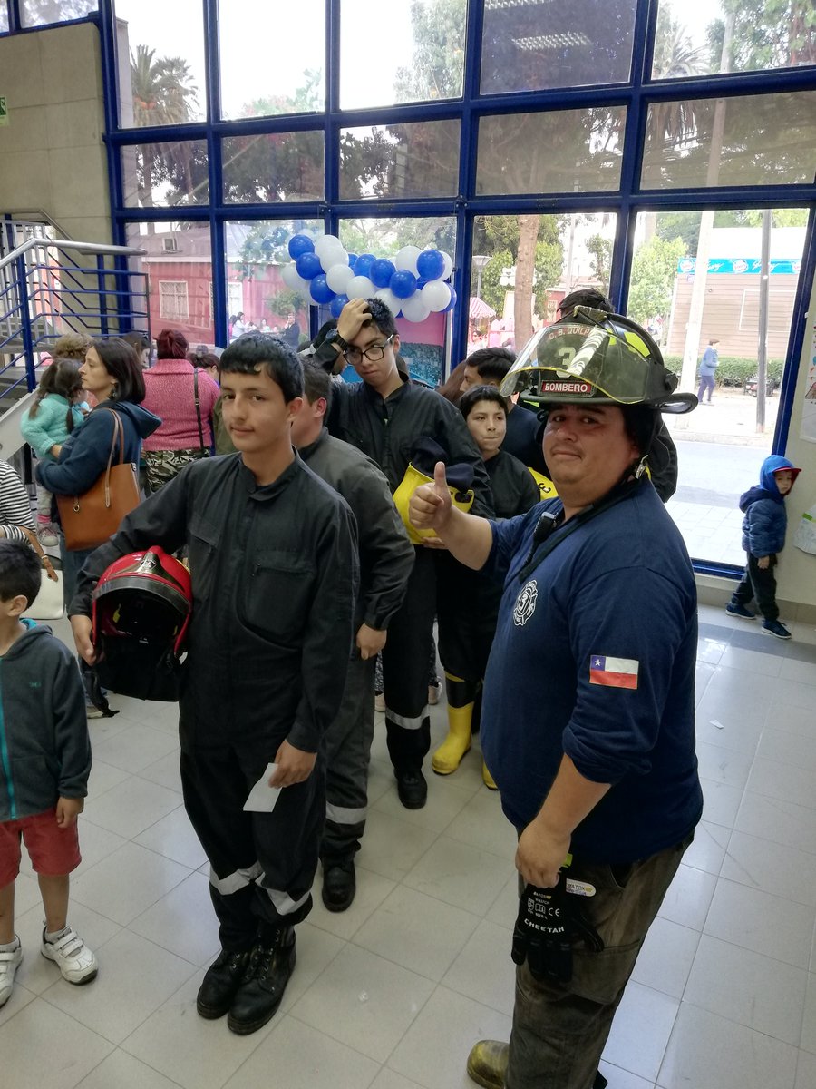 910_valpo's tweet photo. Ir al @bancodechile y encontrarse con los #BrigadistasdelaTerceraCompañia de #Quilpué quienes realizaron una #Lavaton para contribuir con la magnífica obra que es @Teleton no tiene precio. Felicitaciones a ese gran equipo #BrigadaTercerina https://t.co/XTh5X42hKC