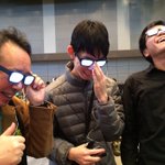 二次元の存在かと思われた光る眼鏡がついに現実の世界に現れたw