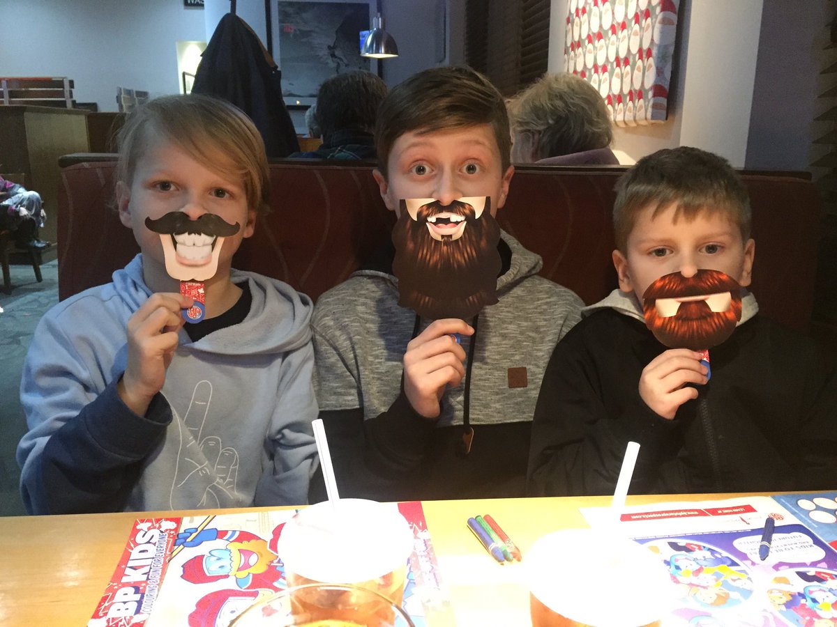 PrairieRanger's tweet photo. Night out with the boys @bostonpizza #bpkids https://t.co/tbUIMqpg2z