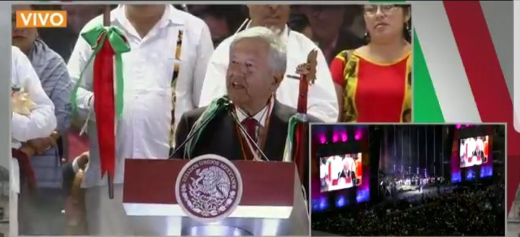 Agricultura_mex's tweet image. En ceremonia de entrega de #BastónDeMando de pueblos originarios, el #PresidenteDeMéxico afirmó:“Vamos a apoyar el campo”, comuneros, ejidatarios y pequeños productores, para lo cual habrá una oferta programática que atienda sus añejas demandas. #GobiernoDeMéxico