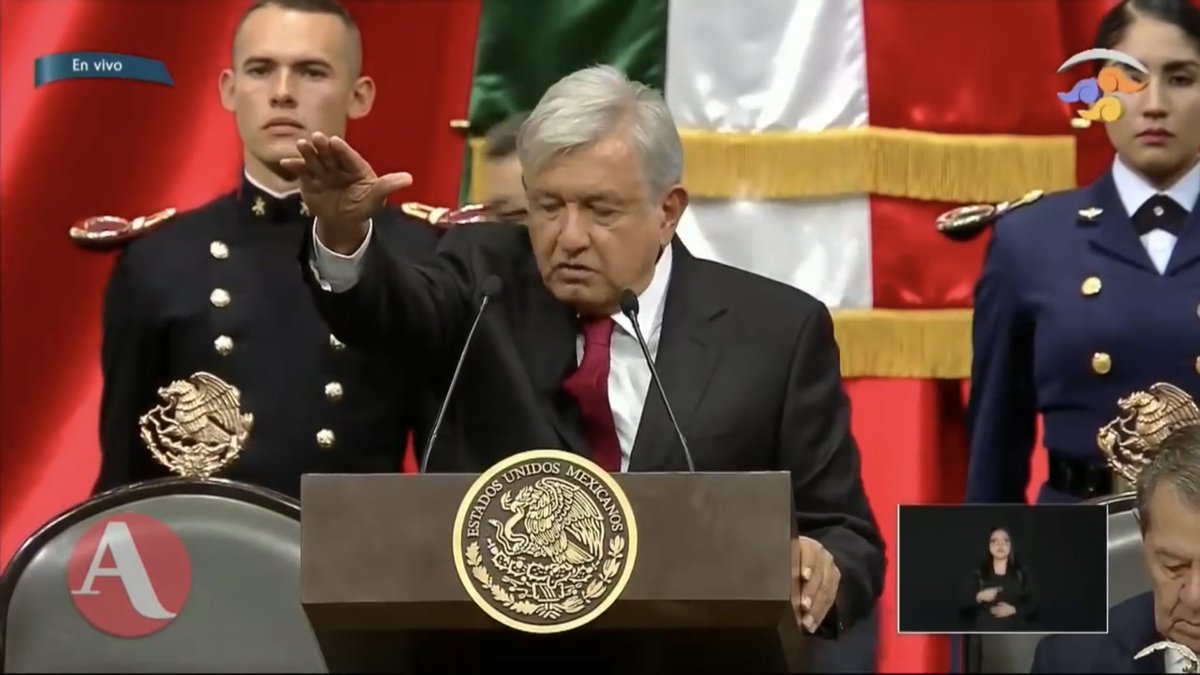 Además del famoso cadete, atrás de él estuvo una cadeta. Eso también podría llamar poderosamente nuestra atención: los mensajes simbólicos son importantes, mi reconocimiento a #AMLO2018. Ya solo falta cambiar la otra imagen simbólica #NoSinNosotras