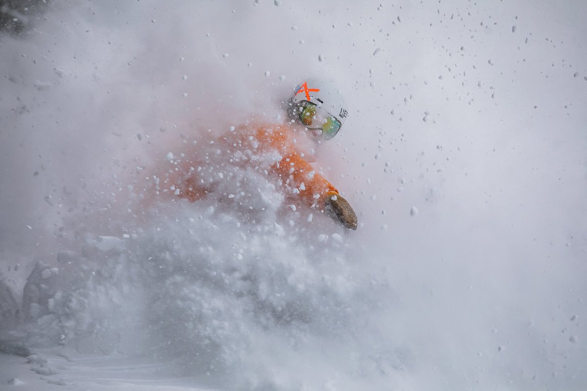 AspenSnowmass's tweet photo. The earliest highlands opening since 1992 and it looks a little like this 👇 📷: @tamarasusa https://t.co/2z28vrhOSp
