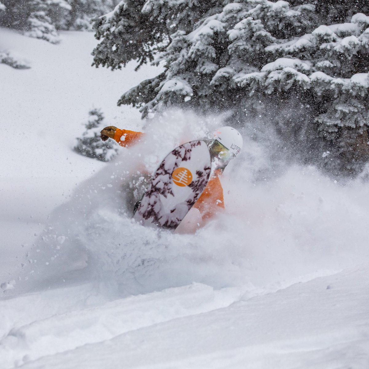 AspenSnowmass's tweet photo. The earliest highlands opening since 1992 and it looks a little like this 👇 📷: @tamarasusa https://t.co/2z28vrhOSp