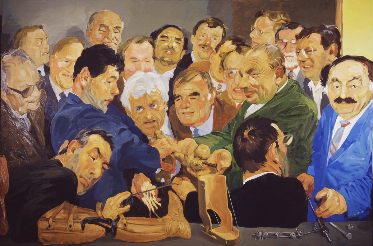 En la BG-Klinik de Hamburgo (hospital de mutua de accidentes), tienen a Gavriil Ilizarov en su mural de “grandes”, junto a Gerhard Küntscher.Está en el salón de actos del hospital. Fijaros en el detallito de lo que hace Ilizarov 