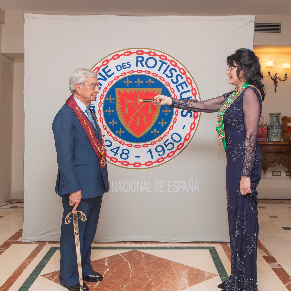 chainespain's tweet photo. D. Rafael Ansón, Presidente de la Real Academia de la Gastronomía @RAGinforma, es nombrado Chevalier d'honneur por Rosa Román, Bailli Délégué de la Chaîne des Rôtisseurs España.

VIVE LA CHAÎNE!🍷

#madrid #chainespain #chainedesrotisseurs
#hotelorfila #cenadegala #rafaelanson https://t.co/PpuReEIIlq