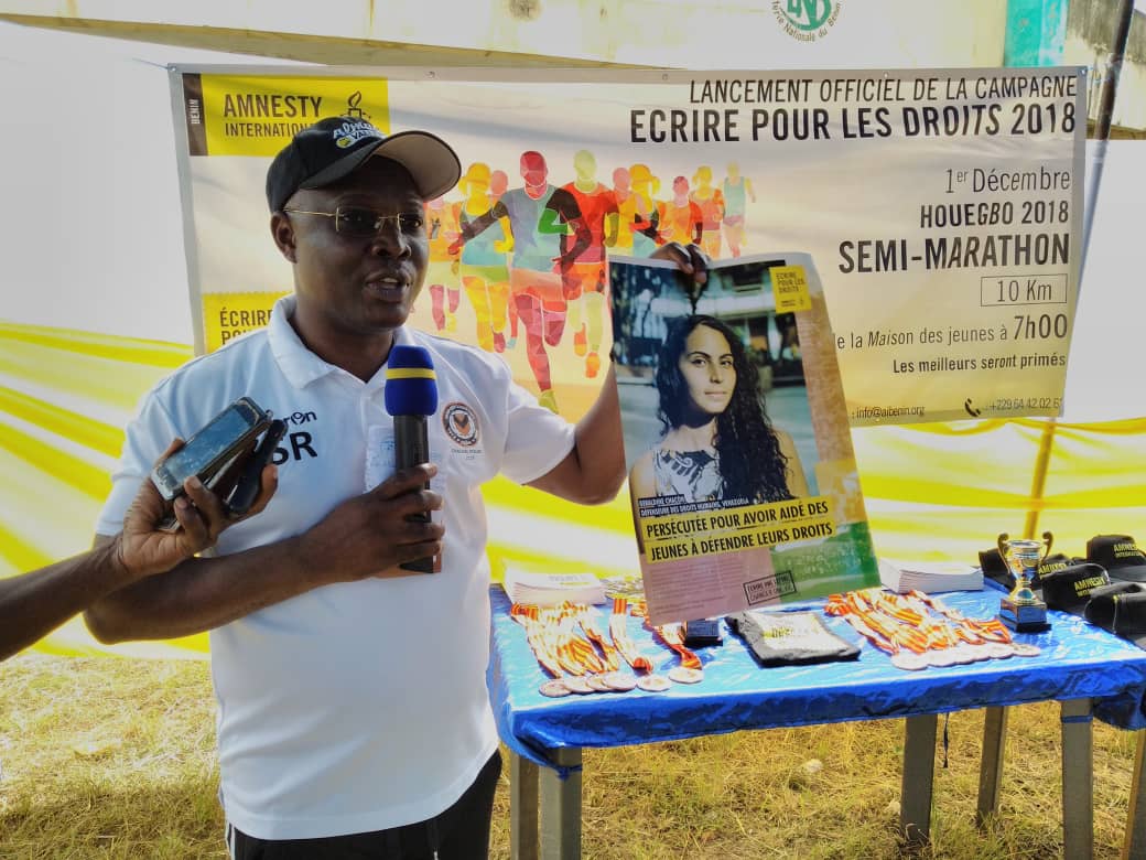 Avlessifiacre's tweet photo. Avant l'étape de remise de prix aux meilleurs marathoniens, le public a eu droit à un résumé des 4cas retenus cette année par @amnestybenin.Ce résumé fait par le Directeur a débouché sur une l'étape de signature officielle des pétitions @ariane_jayssing @mahougnonhoues2 @kikanfr https://t.co/UX6aFVYFoR