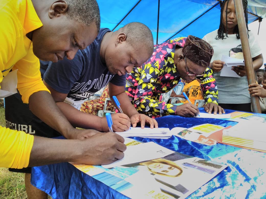 Avlessifiacre's tweet photo. Avant l'étape de remise de prix aux meilleurs marathoniens, le public a eu droit à un résumé des 4cas retenus cette année par @amnestybenin.Ce résumé fait par le Directeur a débouché sur une l'étape de signature officielle des pétitions @ariane_jayssing @mahougnonhoues2 @kikanfr https://t.co/UX6aFVYFoR