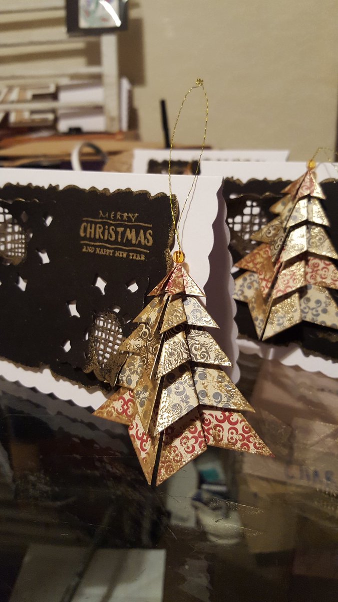 suksy_hi's tweet photo. This Christmas...i'm sooo shiny...💖
Silver/gold embossed origami ornamental Christmas tree cards🌲 2in1 combo of christmas card+detachable ornament, keepsakes! #handcraftedcards #handmadecards #madewithlove #handmadechristmascards #papercraft #greetingcards #origamicards #suksy https://t.co/cvZO7UYlKt