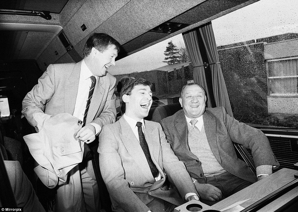 FootballThen's tweet photo. Utterly bizarre image of the late great Liverpool boss Bob Paisley sharing a few laughs &amp; a lift on the Manchester United team bus with Bryan Robson &amp; Alex Ferguson on Boxing Day, back in 1986. #LFC #MUFC https://t.co/UiLbHyk0k3