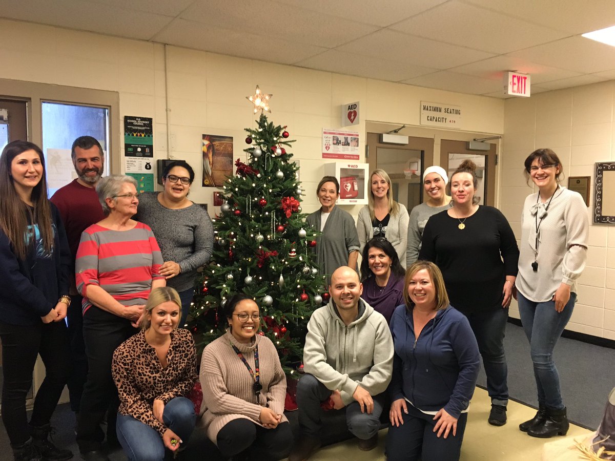 FatherLeoGECSD's tweet photo. École/ Escuela Father Leo Green staff welcomes Advent #ECSDfaithinpires #flgpride https://t.co/EL2eNTczUE