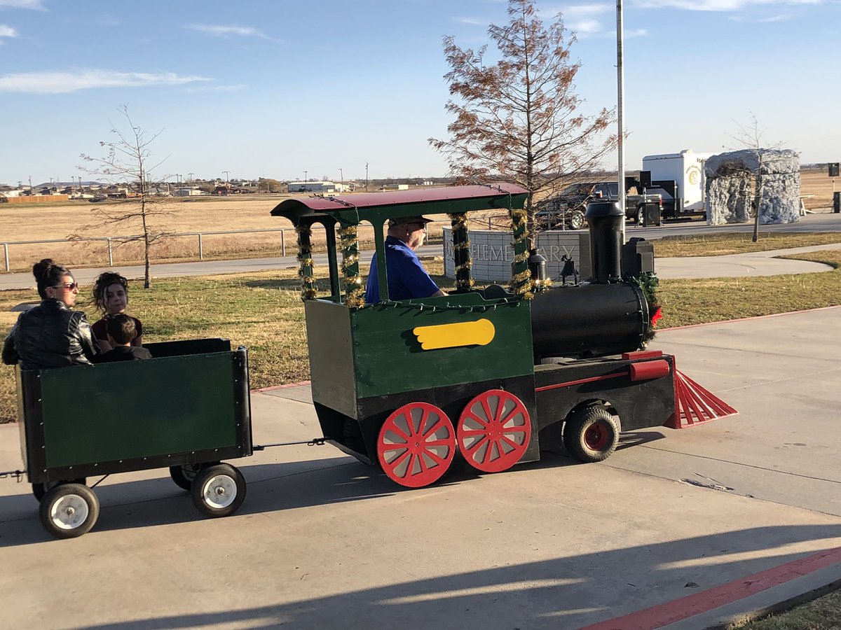 NtxLake's tweet photo. Southlake  visiting the Ponder Fire department for their polar express event! @VeronicaL5209 @valphillips #FirstResponders #FirstNet https://t.co/MRO9xN8XBt