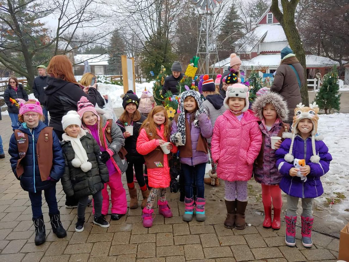 MinardLinda's tweet photo. QR Girl Scouts had a great time at Cosley Zoo. Check out our Hawaiian themed tree. #qrcougars #alohafun https://t.co/FSJPQ6027Q