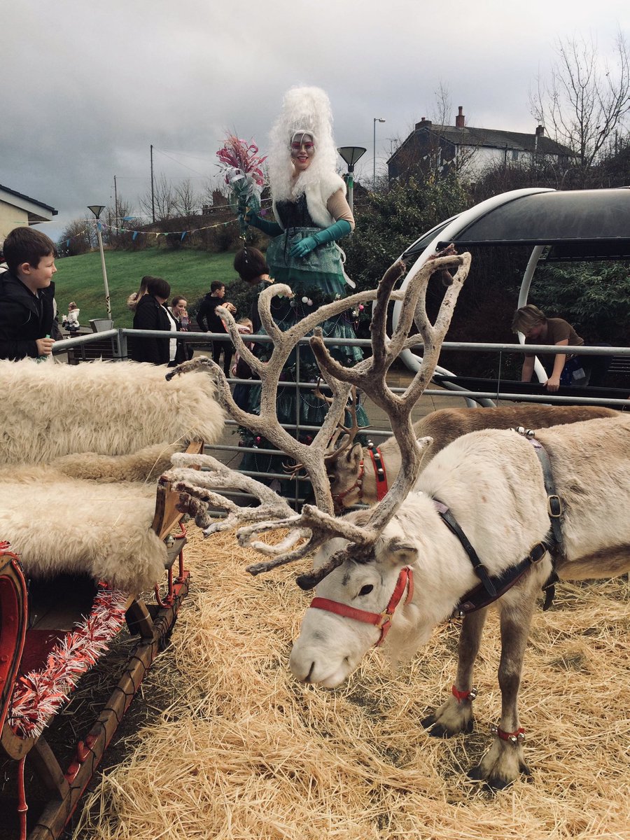 ProductionsWard's tweet photo. We had such an incredible time in Wales today! ✨🏴🎄🎄🎄
“Giant Christmas Tree” Stilt Walking!
💫🎁
@ProductionsWard #StiltWalking #ChristmasTree #Christmas #Entertainment #Wales #LiveActors #Reindeers #Walkabout #StreetTheatre #Children #Santa #Event #Circus https://t.co/LnEGrJZXOW