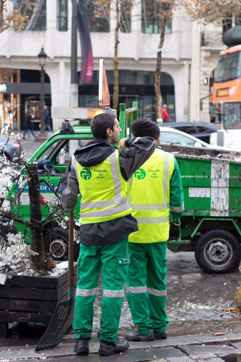 Courage aux vrais #GiletsJaunes de la Mairie de Paris qui vont devoir nettoyer les dégâts du #1erDecembre