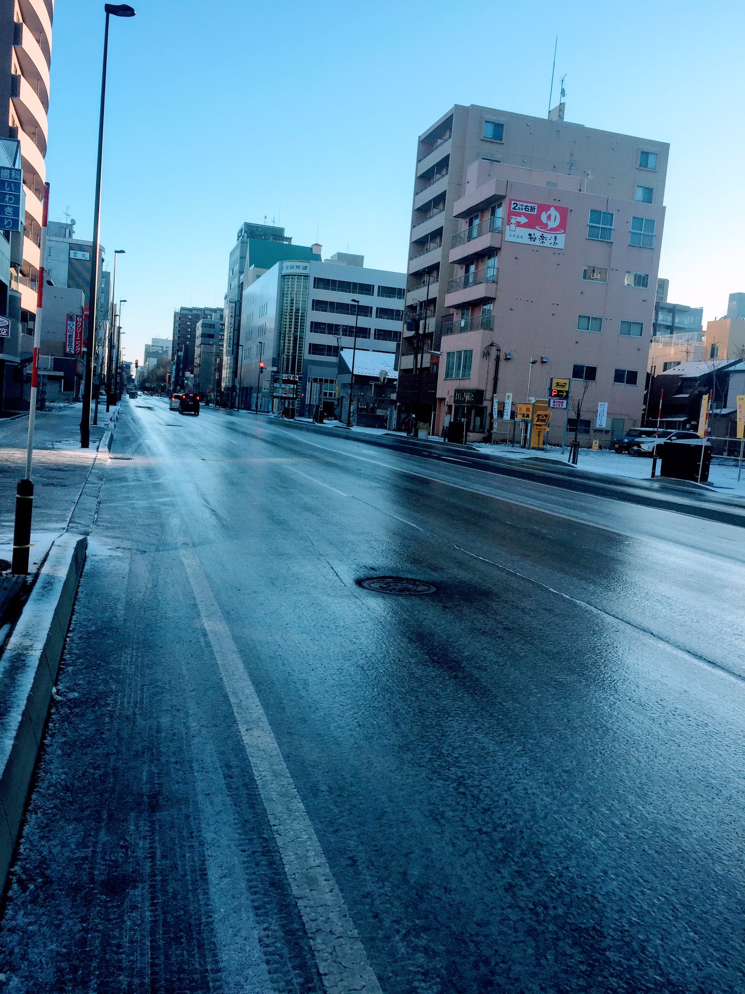 北海道観光 小樽個人 生田タクシー これがブラックアイスバーンです 道路が濡れてるように見えるとおもいますが 薄い氷になっていてとても滑ります これからの季節は交差点内がブラックアイスバーンになる事が多いのでお気を付けて下さい T 北海道観光 小樽個人 生田タクシー これがブラックアイスバーンです 道路が濡れてるように見えるとおもいますが 薄い氷になっていてとても滑ります これからの季節は交差点内がブラックアイスバーンになる事が多いのでお気を付けて下さい T