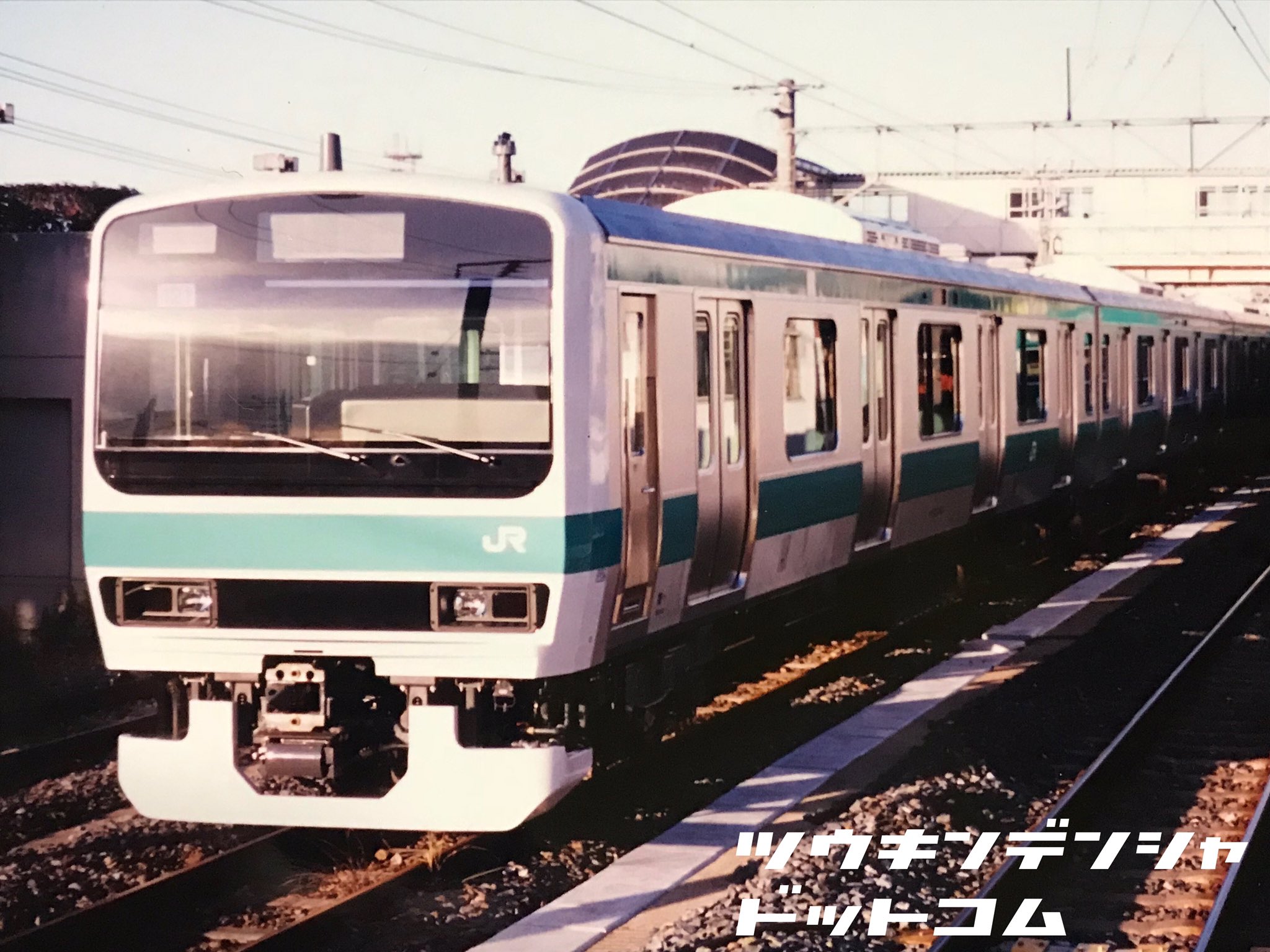 通勤電車ドットコム 話題 幻のe231系常磐色 営業運転開始前の常磐快速線e231系 よく見ると黄緑の帯がなくエメナルドグリーン一色の帯でした しかしながら常磐緩行線との誤乗対策で 営業運転開始日までに黄緑の細帯が追加されこのカラーリングは幻 通勤電車ドットコム 話題 幻のe231系常磐色 営業運転開始前の常磐快速線e231系 よく見ると黄緑の帯がなくエメナルドグリーン一色の帯でした しかしながら常磐緩行線との誤乗対策で 営業運転開始日までに黄緑の細帯が追加されこのカラーリングは幻