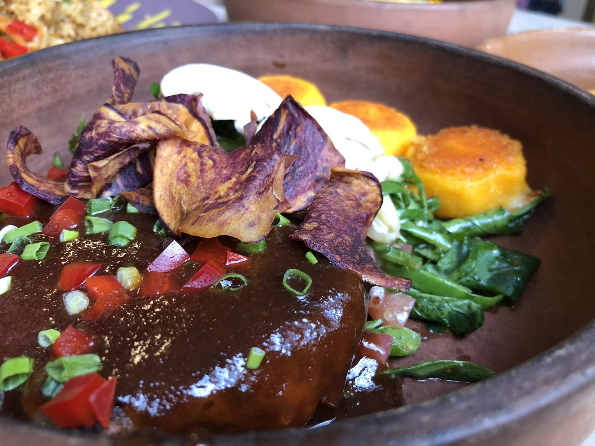 Brazo de cerdo cocinado durante 24 horas, servido con salsa BBQ de la casa junto a llapingachos y la ensalada del día.  En <a href="/DelallamaQuito/">De la Llama</a> 🦙