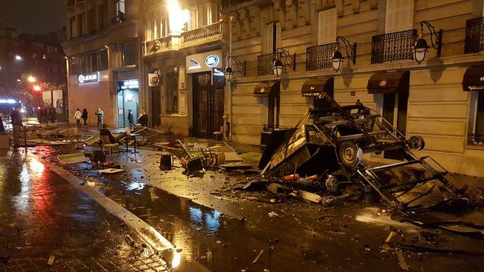 Lfscm's tweet image. Papa : 
&quot;C&apos;est quoi un cercle vicieux ?&quot;
Moi :
&quot;Les #GiletsJaunes payent trop de taxes et d’impôts
Donc les #casseurs pillent, brulent, cassent....&quot;
Papa :
&quot;Mais qui va payer les réparations ?&quot;
Moi :
&quot;Les impôts des gilets jaunes&quot;
#1erDecembre