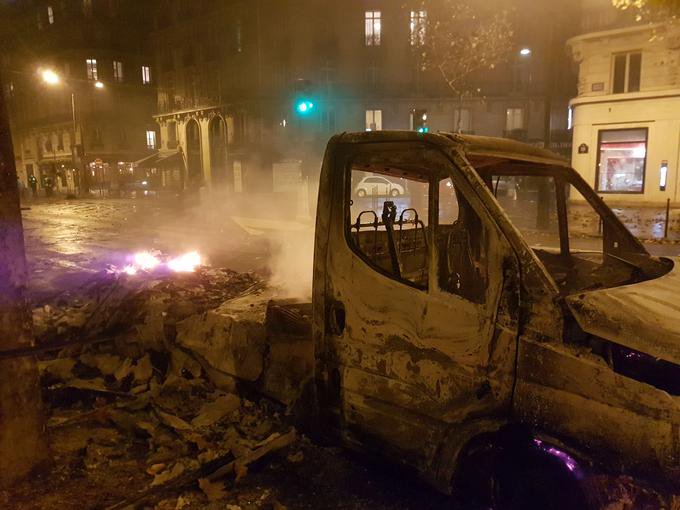 Lfscm's tweet image. Papa : 
&quot;C&apos;est quoi un cercle vicieux ?&quot;
Moi :
&quot;Les #GiletsJaunes payent trop de taxes et d’impôts
Donc les #casseurs pillent, brulent, cassent....&quot;
Papa :
&quot;Mais qui va payer les réparations ?&quot;
Moi :
&quot;Les impôts des gilets jaunes&quot;
#1erDecembre