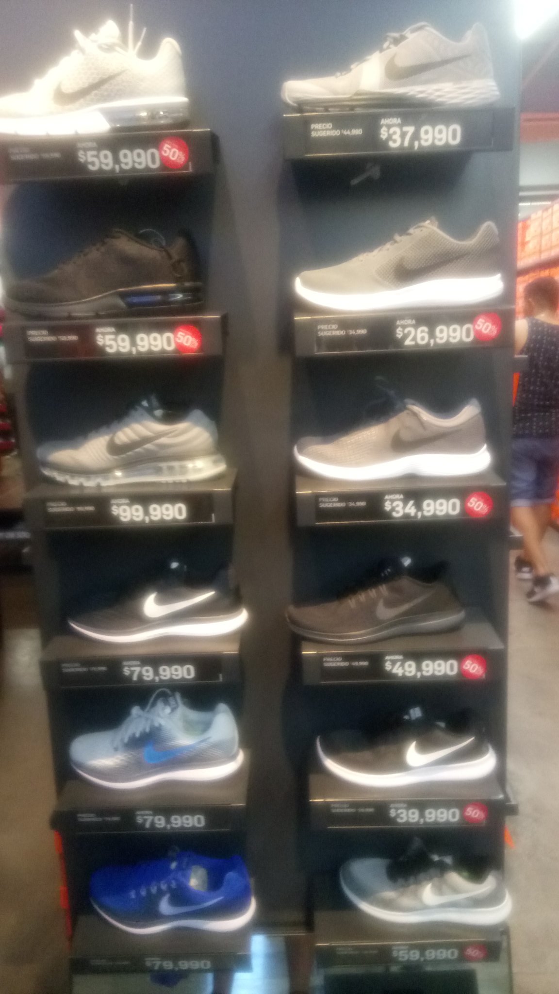 Descuentos Rata on X Nike Factory Store asumimos que todas tienen descuento sobre descuento. Al parecer solo las zapatillas. No sabemos hasta cuando. Aprovechen para usar las zapatillas como regalo de