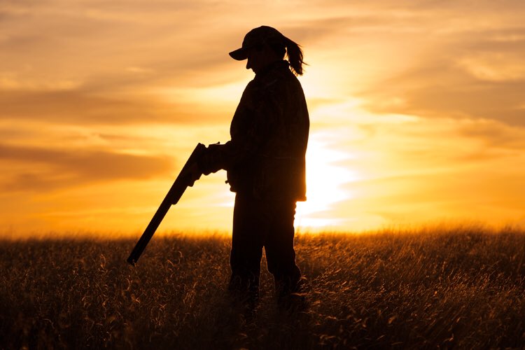 Paramount_Gear's tweet photo. #ThereIsNoOffseason for #EngineeredHuntingGearTribe pro staffer @OutdoorsBrooke. The Colorado native is #AlwaysOutside, on the hunt for elk, moose, mule deer alligator with her beloved burro, Farnsworth. #ParamountOutdoors #GameSlayer #EHGTribe https://t.co/qxYek4mDay