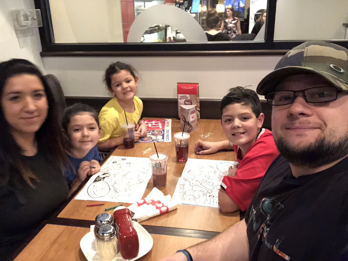 leafsfan99_00's tweet photo. Celebratory report cards and bonding night with these goobers. @bostonpizza #bpkids @StefanieMcEwen https://t.co/adyayUzE9C