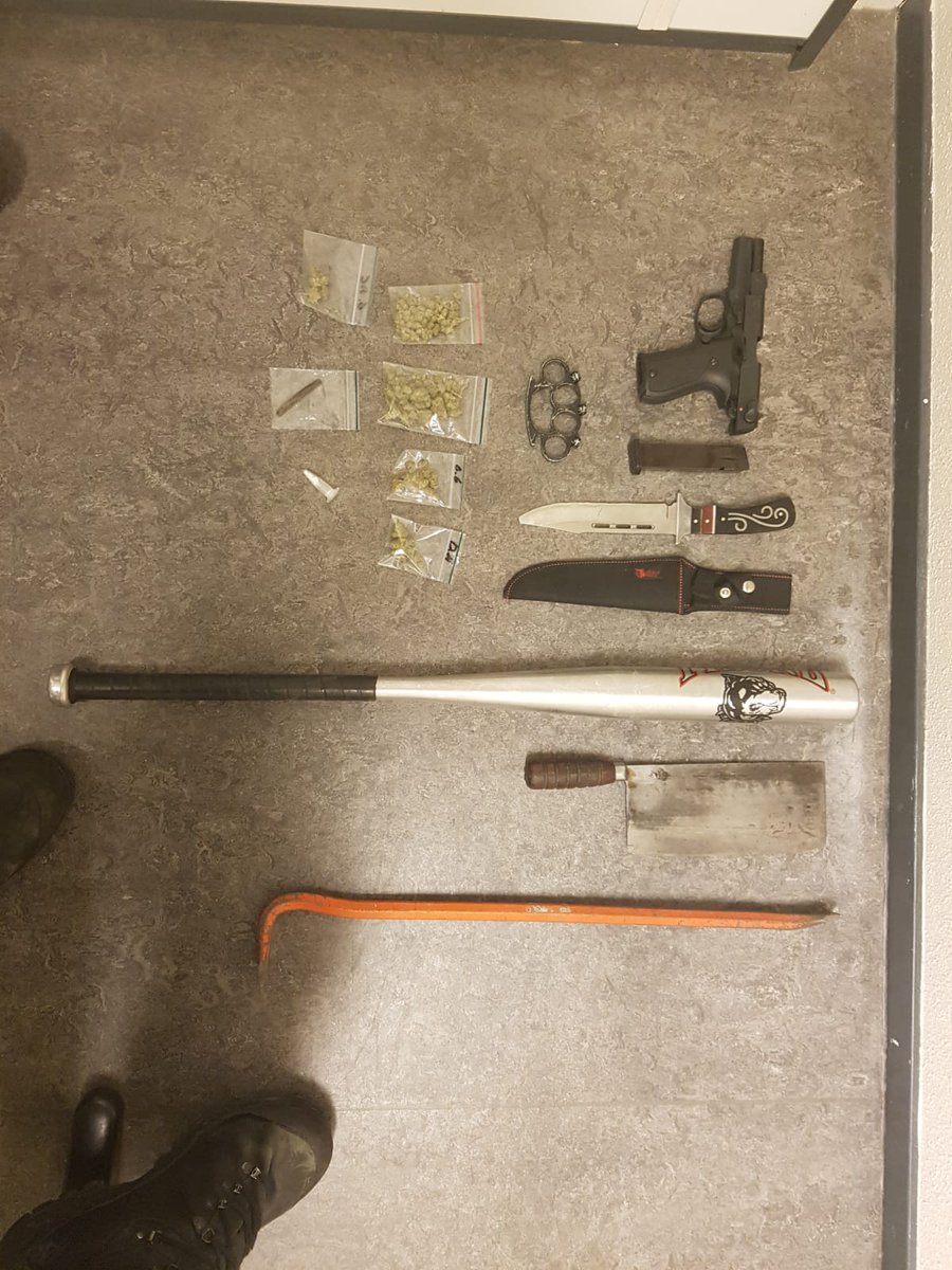 POL_Nijmegen's tweet photo. Alcohol en drugscontrole Bloemerstraat te Nijmegen. 3 aanhoudingen ter zake rijden onder invloed drugs. Tevens werd er in 1 voertuig een wapenarsenaal aangetroffen. Deze persoon is gehoord voor de drugs en blijft in hechtenis vanwege overtreding Wet Wapens Munitie ^WD https://t.co/Z3f32o1bfR