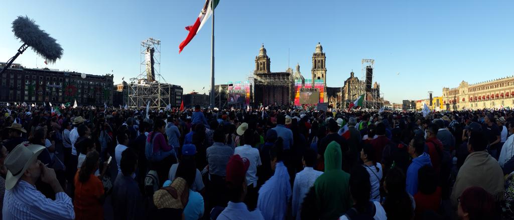 donochoas's tweet photo. Vista panorámica de la #TomaDeProtesta de @lopezobrador_ .
@Chiodifusion #LLP1 https://t.co/sAO2ArRV4m