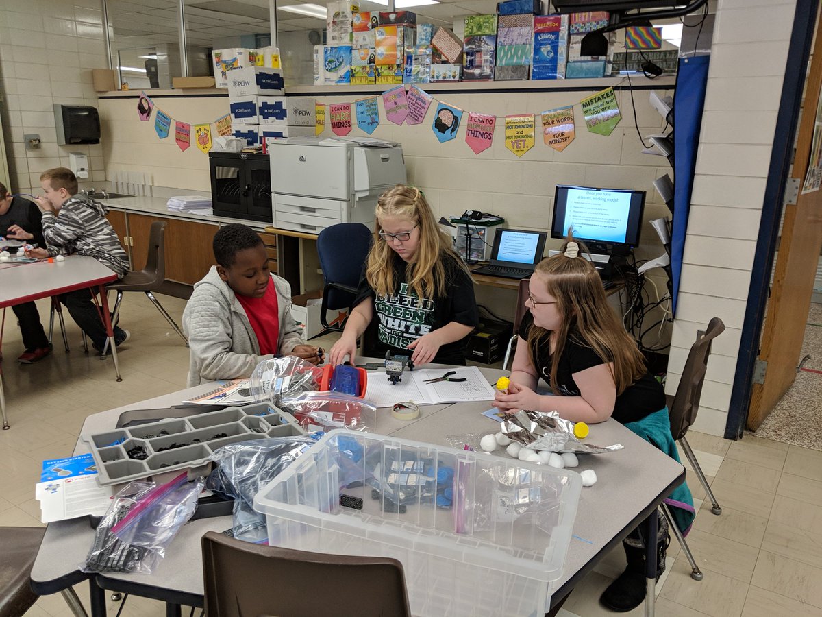 CBelcher_STEM's tweet photo. Eastview @eastv_rams 4th graders designing their final vehicle restraint system prototype. Will it be able to protect the egg passenger in a collision?#PLTW #PLTWEastview https://t.co/Nkc0z6yomO