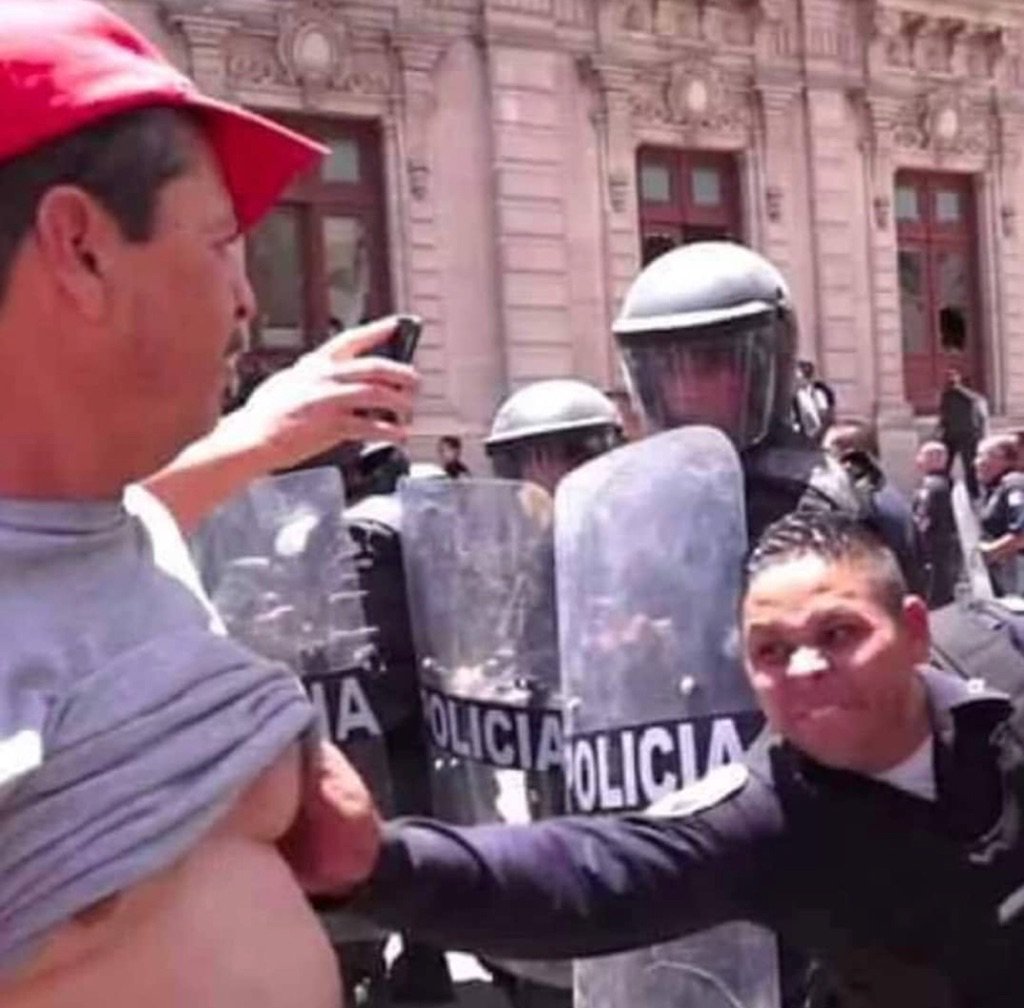 FakeRonJeremy's tweet photo. @CNN Can you believe that this is actually happening at the San Diego - Mexico border? https://t.co/vOiCk5Iqw3