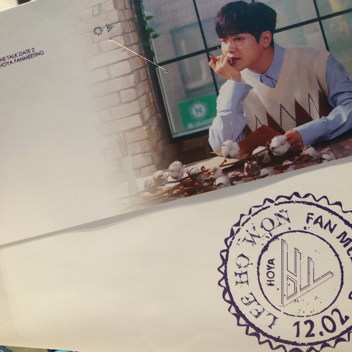 2018 LEE HOWON (HOYA) FAN-MEETING <답장, Reply> GIFT for HOLY
⠀ 
따뜻한 팬미팅이 되길 바라며 팬미팅 기념 팔찌와 티켓 홀더를 준비했습니다 💜

✔️ 오후 3시 입장 후 라이브홀 라운드
✔️ 입장권에 체크를 받으신 후 수령 
✔️ 1인 1세트(기념 팔찌&amp;티켓 홀더) 부탁드려요 🙆‍♀️