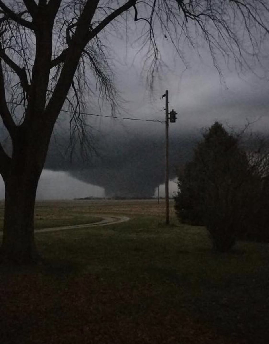 AmandaHTV's tweet image. This is probably the best view I have seen of the Taylorville tornado. Absolutely stunning and devastating all at the same time. @wics_abc20 @foxillinois 

Credit: Robert Wolfe