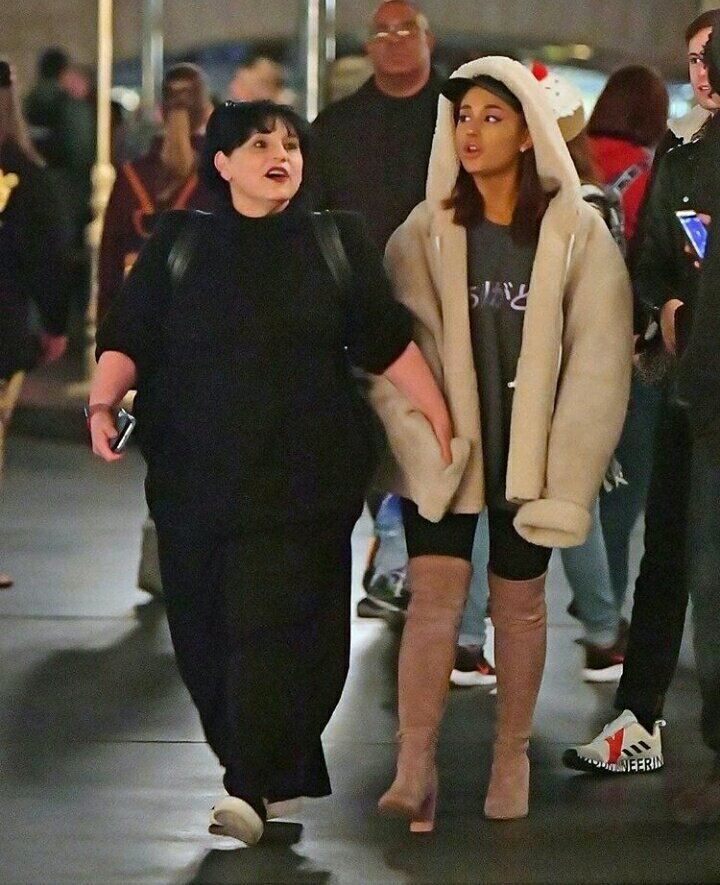 ConexaoABR's tweet photo. ELA ESTÁ DE CABELO CURTO SIM: Ariana com família e amigos na Disneyland em Anaheim ontem. https://t.co/MGMsjykr0w