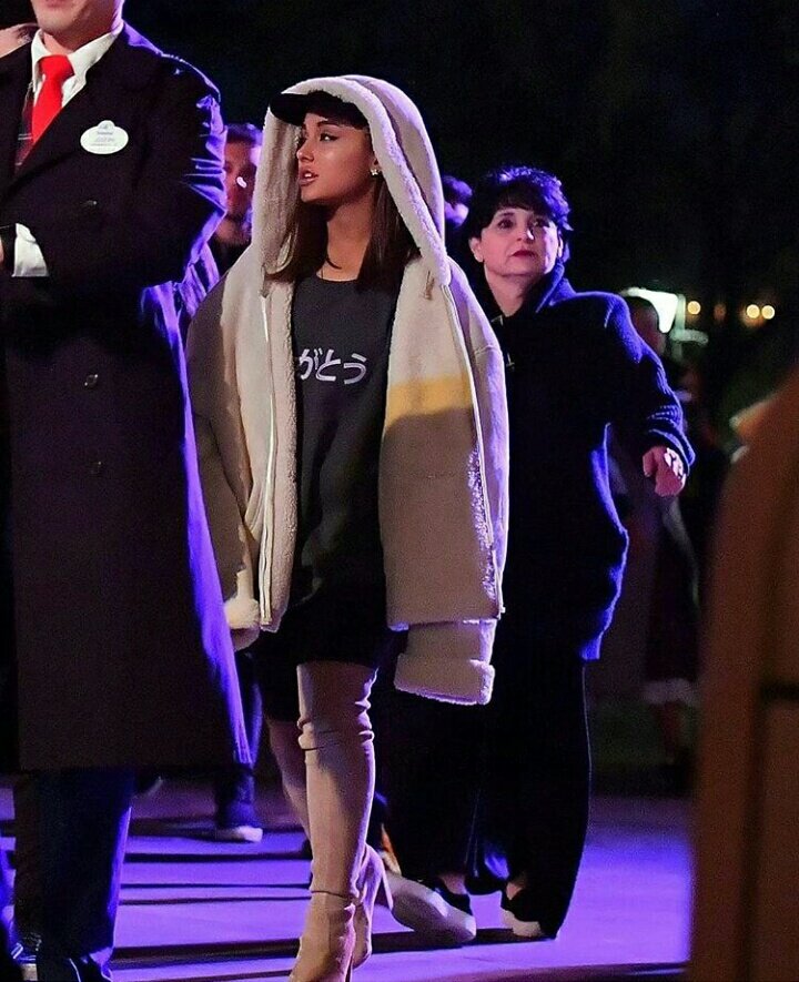 ConexaoABR's tweet photo. ELA ESTÁ DE CABELO CURTO SIM: Ariana com família e amigos na Disneyland em Anaheim ontem. https://t.co/MGMsjykr0w