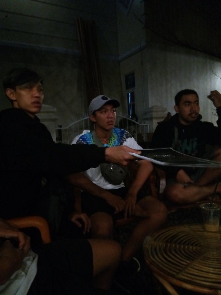 Marah2. Karena mau makan nasi di kasih toping eskrim ditolak....