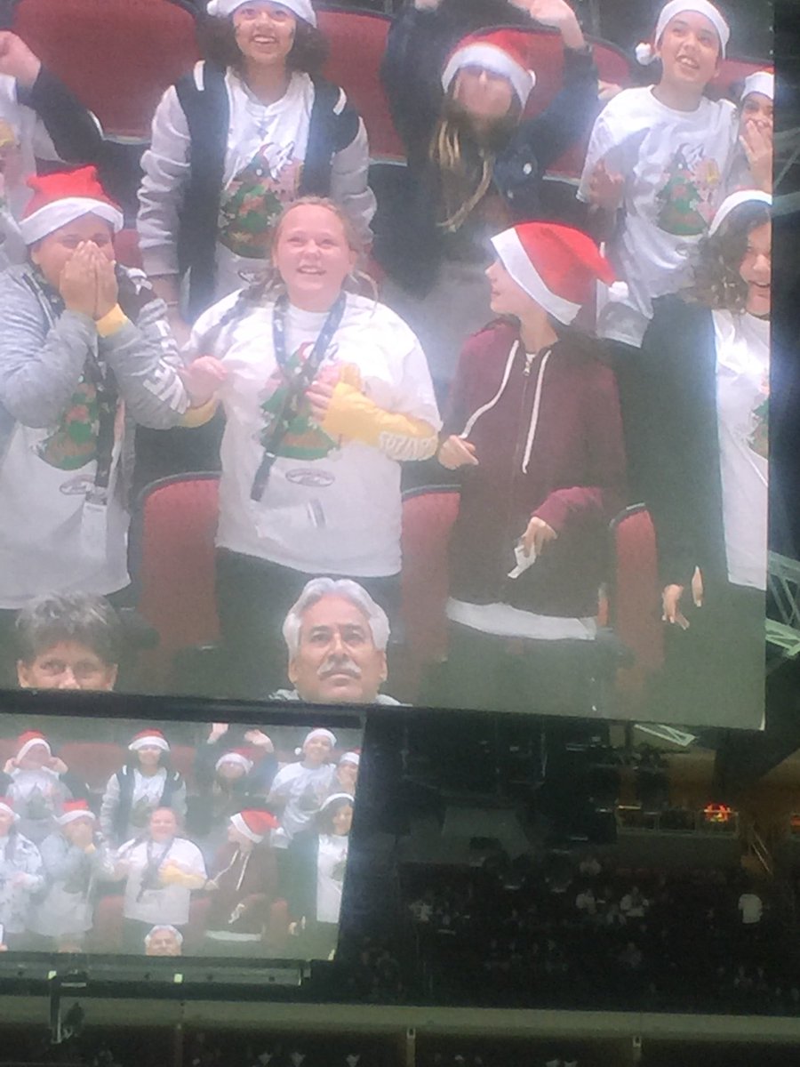 JackieDettorre's tweet photo. Bellair made it on the jumbo tron @ArizonaCoyotes @BellairDVUSD @DVUSD https://t.co/fosfGAq2MV