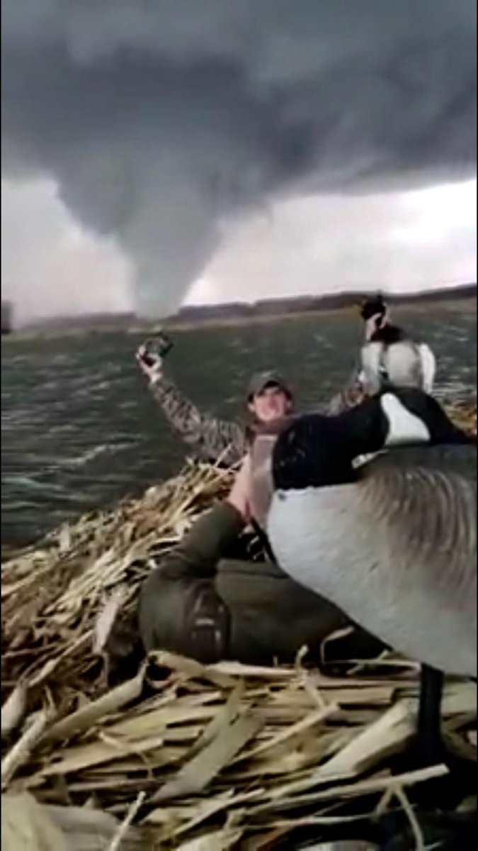 SamuelBHudson's tweet photo. Definitely best post of the day from today's #tornado outbreak in central #Illinois. #cilwx https://t.co/1a5iirlzD3