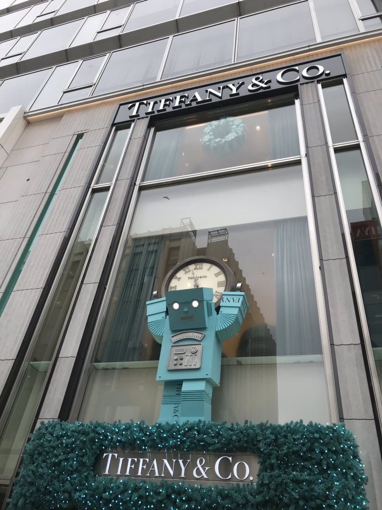塩おかき ティファニー新宿店 時計背負ってた男性像がロボになってた ここにもai化の波が 違います 塩おかき ティファニー新宿店 時計背負ってた男性像がロボになってた ここにもai化の波が 違います