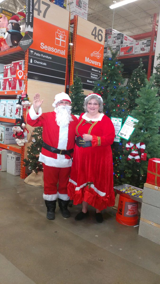 ReneChristian67's tweet photo. MET very own Mrs. Claus. Thank you Molly for your awesome participation in the Kids Workshop @Kevin_c_lam1111 @chance_lowry https://t.co/LSyThEguOX